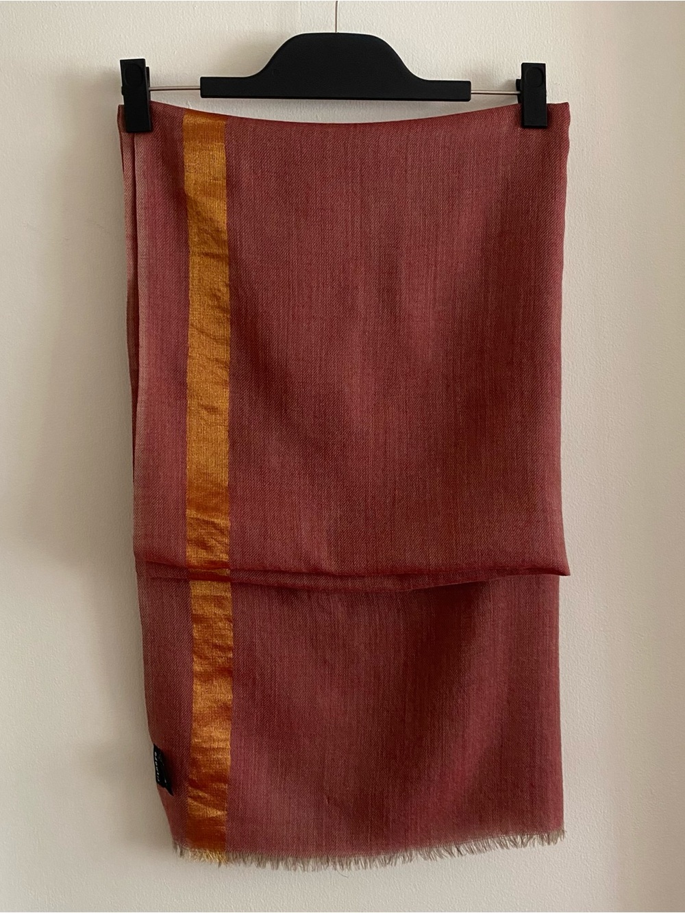Vismaya scarf Woven Rust Red with Gold Stripe